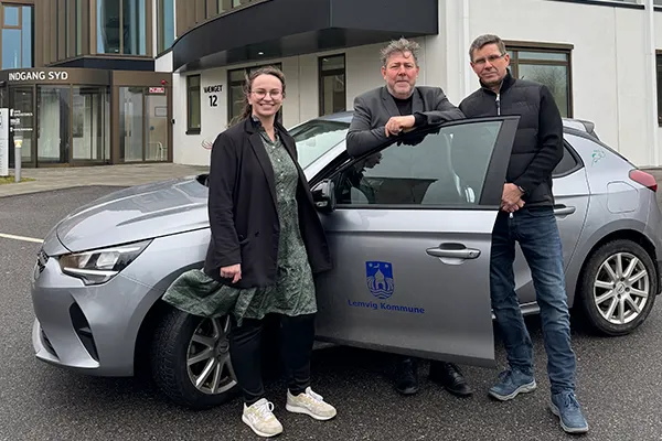 Tre personer ved en hjemmepleje-bil