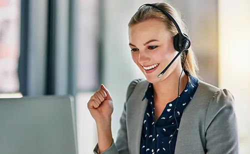 Kvinde i callcenter