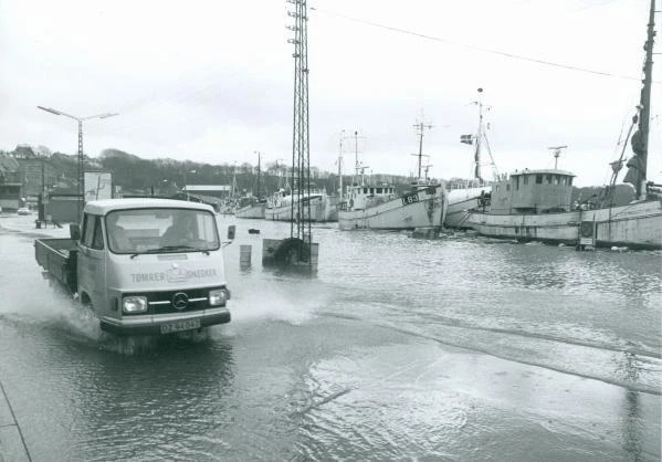 Gammelt sort-hvid foto af oversvømmelse på havnen