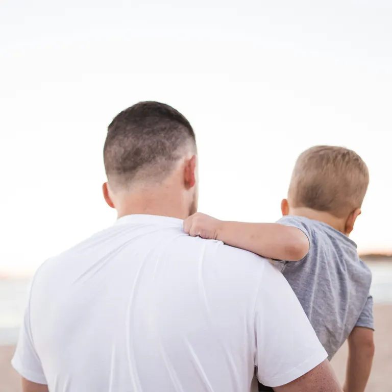 far med søn på armen